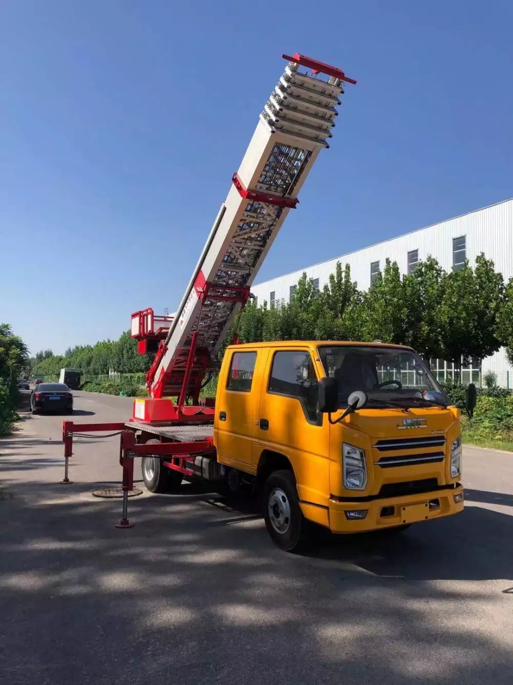 观山湖附近的云梯车出租服务：轻松解决高空作业需求